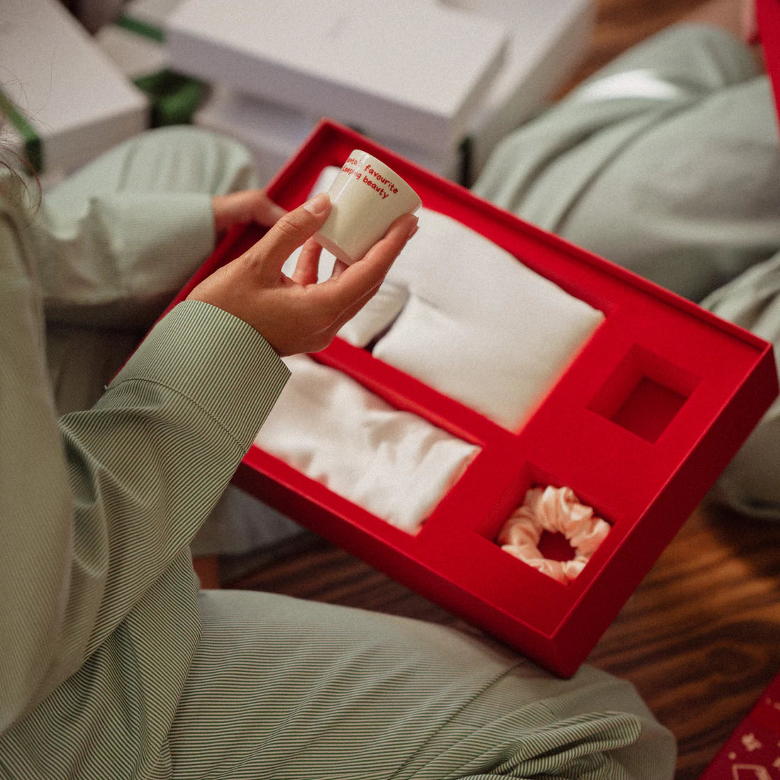 Gift Card: Masaje Sueco (60min) + Dore and Rose Sleep Red Big Box Kit